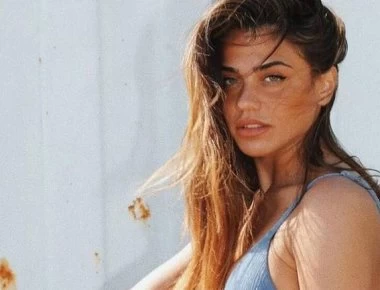 Η Κόνι Μεταξά ξαπλώνει στην πισίνα της και ξεσηκώνει το instagram (φωτο)